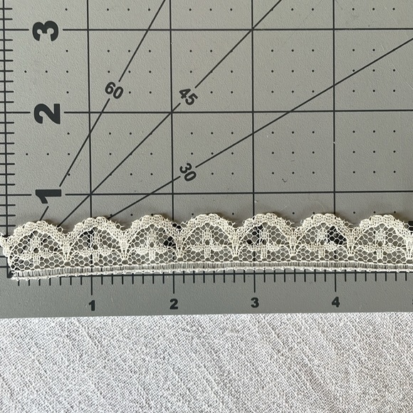 5 yards lace trim, beige, scalloped, approx .5" wide - Picture 3 of 3